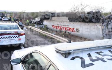 Volcadura de un tráiler sobre la autopista Culiacán-Mazatlán.