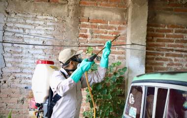 Personal de Vectores realizó recorridos casa por casa en la colonia Díaz Ordaz, en Culiacán, como parte de las acciones preventivas contra el dengue.