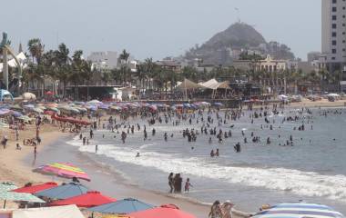 Miles de personas disfrutaron del sol y el mar en las playas de Mazatlán este Domingo de Pascua.