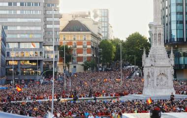 Aficionados españoles prácticamente abarrotaron las calles por donde desfilarán los campeones del Mundo.