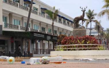 Olas Altas amanece cubierta de basura tras el evento mundialista que reunió a más de 16 mil personas en Mazatlán.