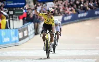 Van Aert resistió y lanzó su ataque definitivo en la última vuelta para cruzar la meta como campeón.