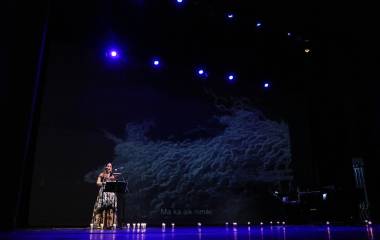 La soprano Perla Orrantia interpreta piezas durante el espectáculo ‘Arcana Eléctrica’.