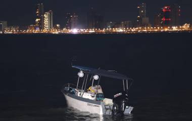 El turista herido fue trasladado en una embarcación hasta Playa Norte, donde le atendieron paramédicos.