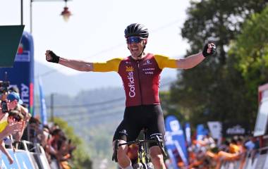 Alex Aranburu llega triunfal a la meta.