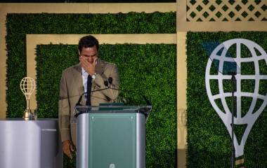 Roger Federer no puede contener la emoción al ingresar al Salón de la Fama del Tenis.