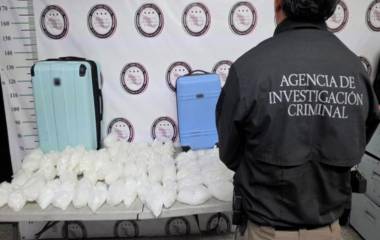 Paquetes con sustancia blanca granulada localizados en el equipaje de un transporte federal en Mazatlán.