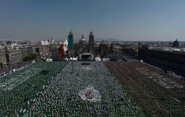 Durante 35 minutos continuos, los participantes realizaron ejercicios con balón, organizados en bloques con los colores de la bandera nacional, sobre una cancha verde que transformó el corazón de la capital.