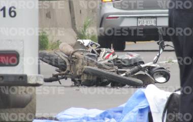 Paramédicos de Bomberos Veteranos llegaron al lugar para tratar de auxiliar a la accidentada.