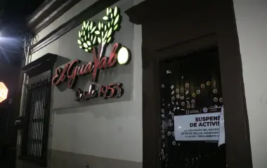 El negocio está localizado en el cruce de las calles Francisco Villa y Vicente Riva Palacio.
