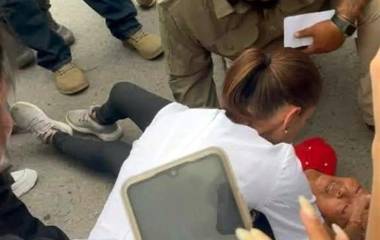 Claudia Sheinbaum se acercó a una adulta mayor que cayó al suelo durante su visita a San Luis Potosí.