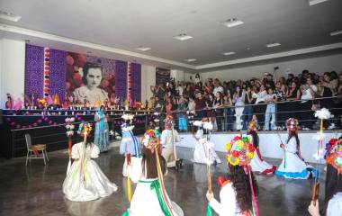 La Escuela de Artes José Limón rindió tributo a Inés Arredondo con su tradicional altar de Día de Muertos.