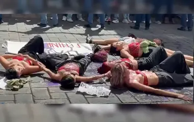 Protestan en desfile de la independencia en Cuernavaca por feminicidio de Claudia, estudiante española de la UAEM.