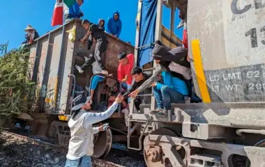 Identifican a tres mexicanos entre los seis migrantes hallados sin vida en el contenedor de un tren en Texas.