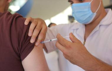 Familias completas acudieron al macrocentro habilitado en la Biblioteca Central de la Universidad Autónoma de Sinaloa.