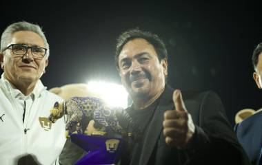 Hugo Sánchez recibe un merecido homenaje.