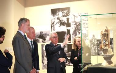 El Rey Felipe VI de España visita en Madrid una exposición sobre la mujer en el México prehispánico y admite que hubo controversias y abusos durante la conquista.