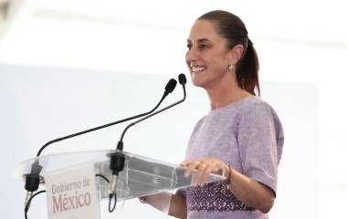 Claudia Sheinbaum encabezó un acto de rendición de cuentas en Colima, donde un grupo de manifestantes interrumpió su discurso con consignas.