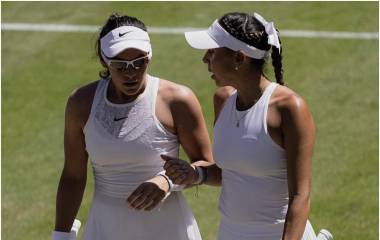 Giuliana Olmos (der.) se despide de Wimbledon.