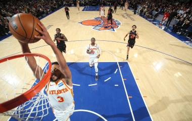 CJ McCollum encesta un par de los 32 puntos que tuvo en la jornada por los Hawks.