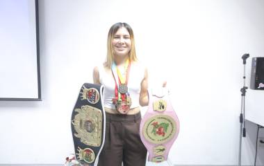 Entre guantes, sueños y disciplina, Esmeralda Patiño inspira a estudiantes del CBTis 51.