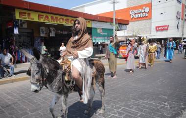 Jesucristo fue escoltado por decenas de feligreses en su marcha desde el Monumento al Pescador hasta la Catedral Basílica de Mazatlán.
