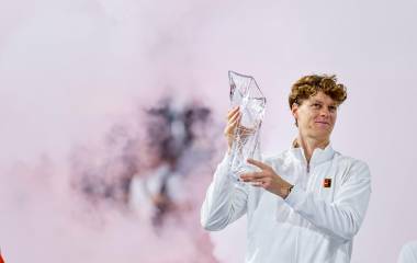 Jannik Sinner recortó su desventaja ante Carlos Alcaraz en la ATP.