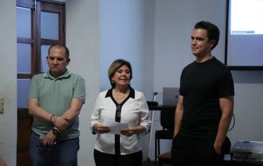 El cineasta José María Espinosa de los Monteros imparte el taller de cine documental.