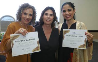 Shulamit Graber y Rayo Guzmán, quienes encabezaron el conversatorio “Legado emocional: Recupera el poder de tu historia personal”, realizado en el puerto, con sus respectivos reconocimientos que les hizo entrega Karen Jonsson Gavica, presidenta de la Fundación MAPA.