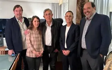 Claudia Sheinbaum al centro junto a Cuauhtémoc Cárdenas, quien falleció este miércoles a los 92 años.
