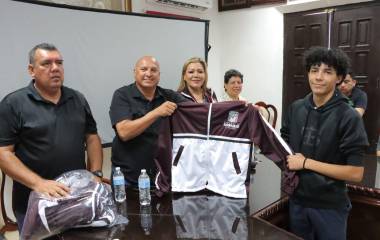 Los jóvenes beneficiados recibieron sus uniformes para la nueva temporada.