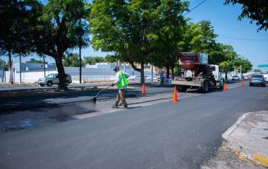 Personal del Gobierno de Culiacán realiza trabajos de reencarpetado en varias vialidades.