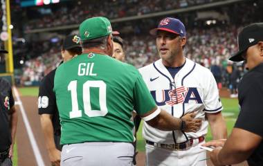 Benjamín Gil y Mark DeRosa, en el saludo previo al encuentro donde México cayó ante Estados Unidos.