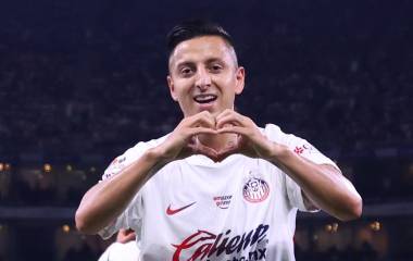 Roberto ‘Piojo’ Alvarado anota el gol del triunfo.