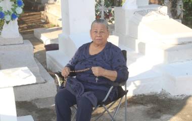 Evangelina visita la tumba de su hijo en el panteón Renacimiento, en Rosario, recordando su vida y compartiendo momentos de intimidad y memoria.