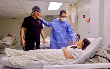 Dieciséis mujeres que superaron el cáncer de mama recibirán cirugías gratuitas de reconstrucción mamaria en Sinaloa.