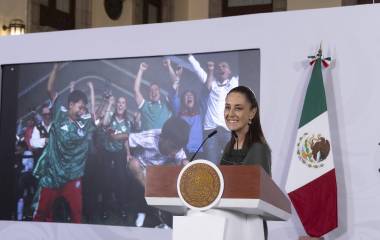 La Presidenta Claudia Sheinbaum Pardo recordó que desde que le entregaron el boleto de la inauguración del Mundial 2026 había decidido donarlo.