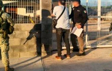 Autoridades federales aseguraron un inmueble tras ejecutar una orden de cateo en Culiacán.