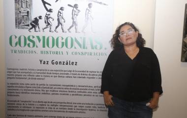 Yaz González presentó Cosmogonías: tradición, historia y conspiración, exposición que reúne alrededor de 20 obras inspiradas en relatos de creación y culturas ancestrales.