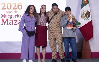El pato Merlín, que ha sido una sensación viral con el Mundial, llega a la conferencia de la Presidenta Claudia Sheinbaum Pardo.