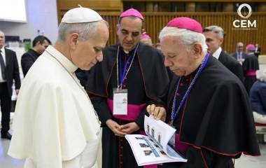 La Conferencia del Episcopado Mexicano entrega al Papa León XIV un libro sobre personas desaparecidas en México.