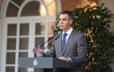 El Presidente Pedro Sánchez realizó el anuncio con un mensaje desde el Palacio de La Moncloa, sede del Gobierno español.