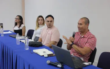 El análisis del libro se desarrolló en el auditorio de la Escuela de Turismo.