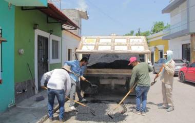 Personal de Obras Públicas realiza trabajos de bacheo en calles de El Rosario.