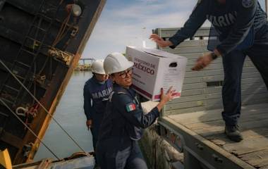 Los elementos llevaron despensas y agua embotellada a comunidades de difícil acceso.