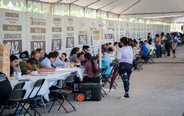 Libros de autores sinaloenses son distribuidos durante las Jornadas por la Paz.