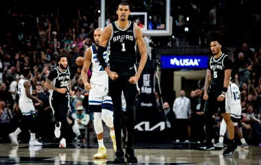 Victor Wembanyama tuvo un regreso espectacular para los Spurs, que se colocaron a un triunfo de avanzar a la final del Oeste.