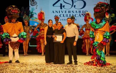 La maestra Olimpia Chávez recibe un reconocimiento especial.