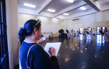 Esta propuesta busca que los estudiantes de Artes Plásticas representen las líneas de movimiento generadas durante la ejecución dancística mediante el dibujo y la pintura.