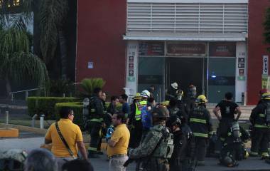 Según los reportes sujetos desconocidos llegaron al establecimiento, y arrojaron presuntamente un artefacto explosivo que desató las llamas.